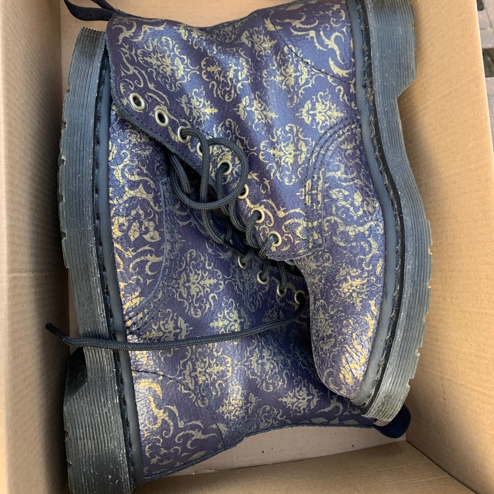 almost new DR MARTENS AIRWAIR